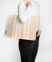 Fair produzierter Shopper Seidenfelt Hulu Beige gestreift