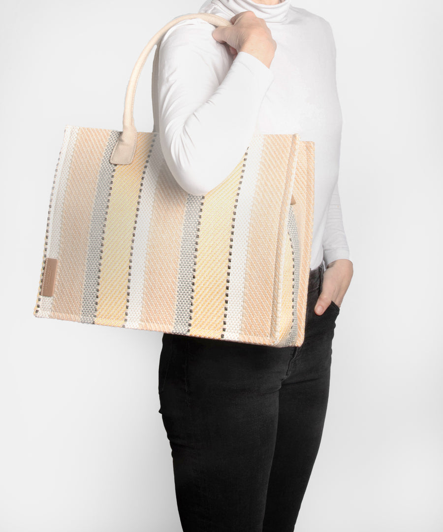 Fair produzierter Shopper Seidenfelt Hulu Beige gestreift