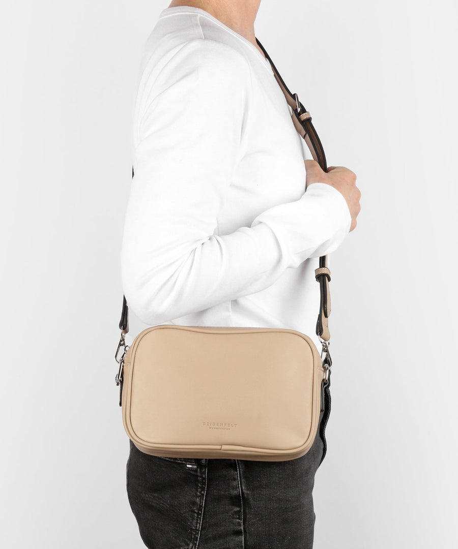 1036 - 495 - 01Fair produzierte Hede Box Crossbody schwarz von Seidenfelt - Wildflowers