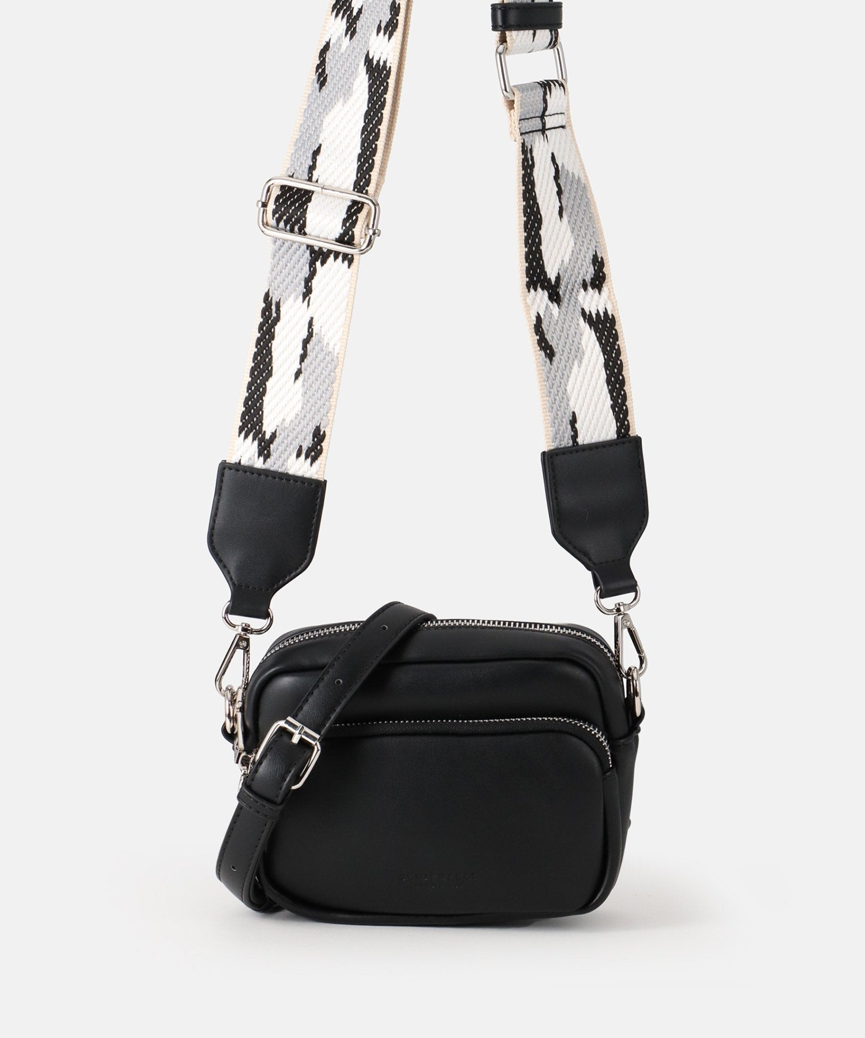1036 - 497 - 01Fair produzierte Hede Crossbody Tasche in schwarz von Seidenfelt - WildflowersBlack