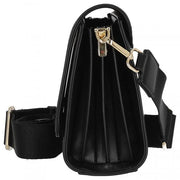 1031 - 588 - 01gFair produzierte mittelgroße Tasche mit Umhängeriemen Tolita Midi Crossbag von Seidenfelt schwarz - WildflowersSchwarz