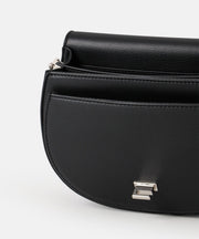 Fair produzierte Handtasche mit Umhängeriemen Linsell Saddle Seidenfelt schwarz - WildflowersSchwarz