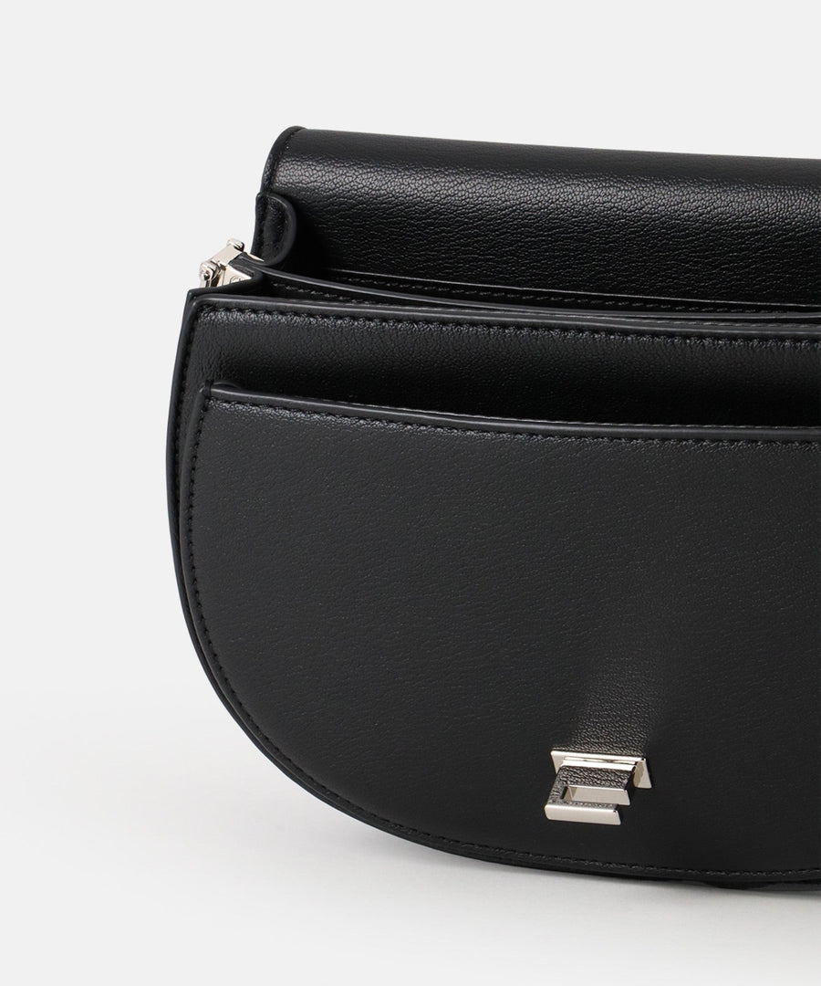 Fair produzierte Handtasche mit Umhängeriemen Linsell Saddle Seidenfelt schwarz - WildflowersSchwarz