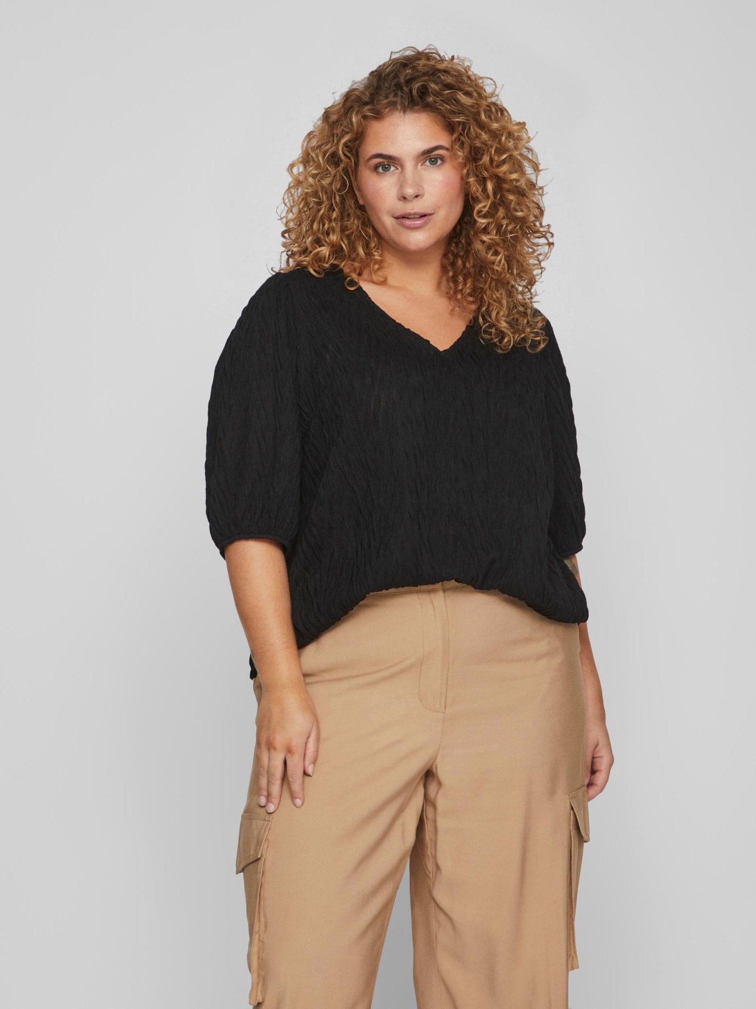 14088641Viplisso Halbarm-Bluse - Wildflowers46Schwarz